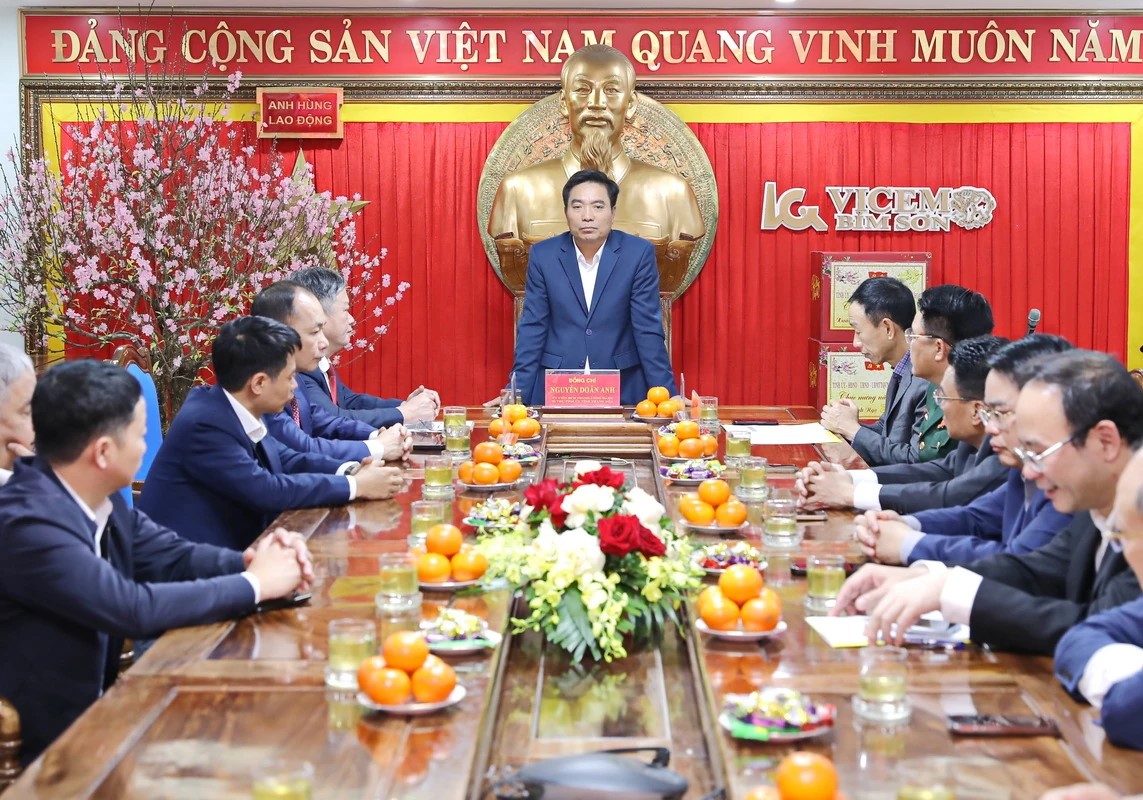 B&iacute; thư Tỉnh ủy Nguyễn Do&atilde;n Anh l&agrave;m việc với l&atilde;nh đạo C&ocirc;ng ty CP xi măng Bỉm Sơn.