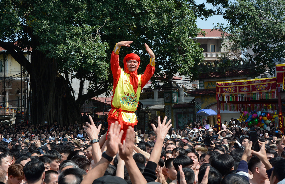 Nghi thức Dô ông đám tại lễ rước pháo Đồng Kỵ. Nghi thức Dô ông đám tại lễ rước pháo Đồng Kỵ.