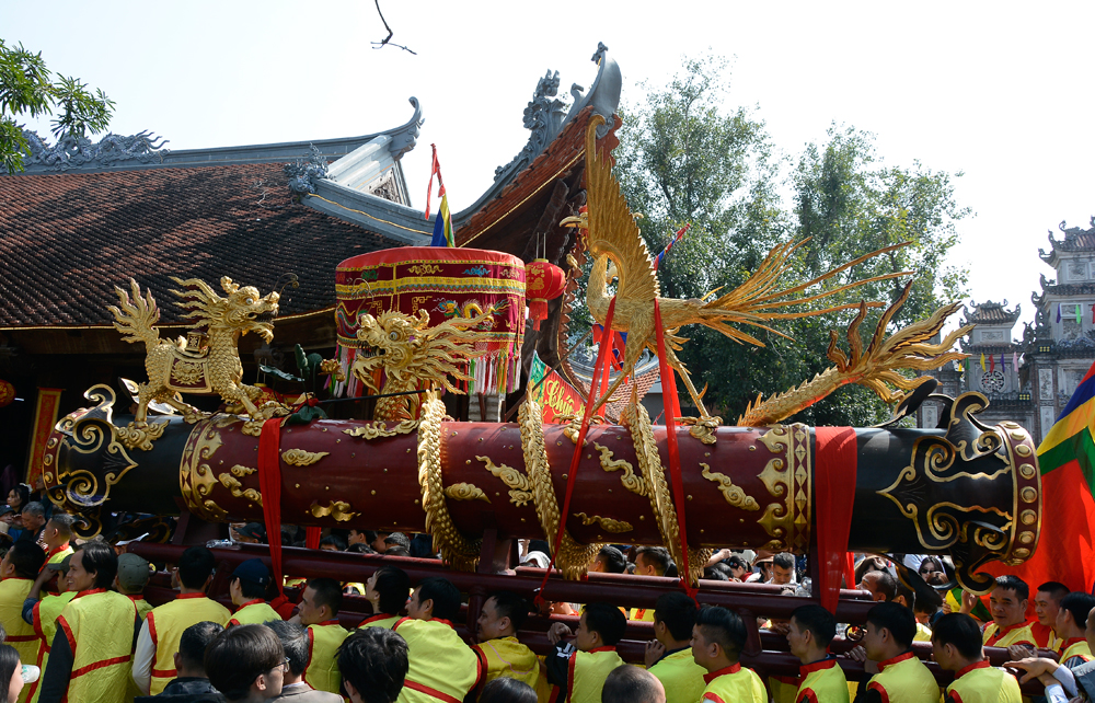 Khoảng hơn 11 giờ, pháo được rước về đình làng để làm lễ. Khoảng hơn 11 giờ, pháo được rước về đình làng để làm lễ.