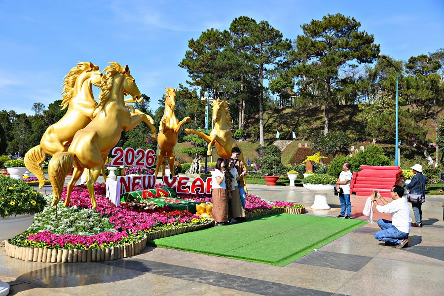 Tại Vườn hoa Đà Lạt, du khách thích thú chụp hình với linh vật ngựa Tại Vườn hoa Đà Lạt, du khách thích thú chụp hình với linh vật ngựa