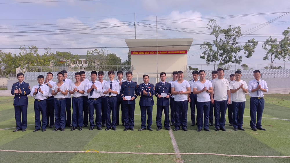 Thượng tá Trịnh Minh Hiển, Chính ủy Hải đoàn trao giải cho các đội thi có thành tích cao Thượng tá Trịnh Minh Hiển, Chính ủy Hải đoàn trao giải cho các đội thi có thành tích cao