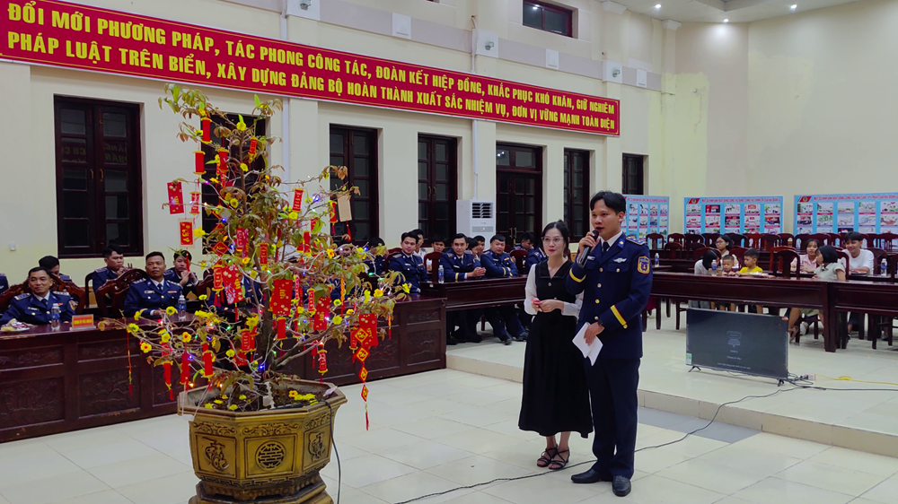 Tổ chức hái hoa dân chủ có sự tham gia của người nhà cán bộ trong đơn vị Tổ chức hái hoa dân chủ có sự tham gia của người nhà cán bộ trong đơn vị