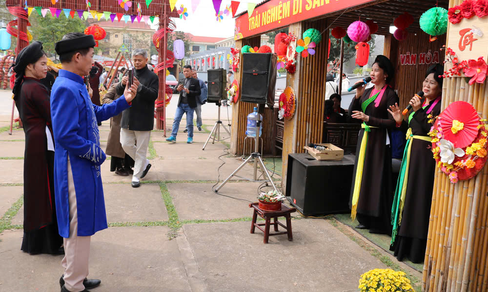Tr&igrave;nh diễn d&acirc;n ca quan họ phục vụ du kh&aacute;ch tại Bảo t&agrave;ng Bắc Ninh số 2.