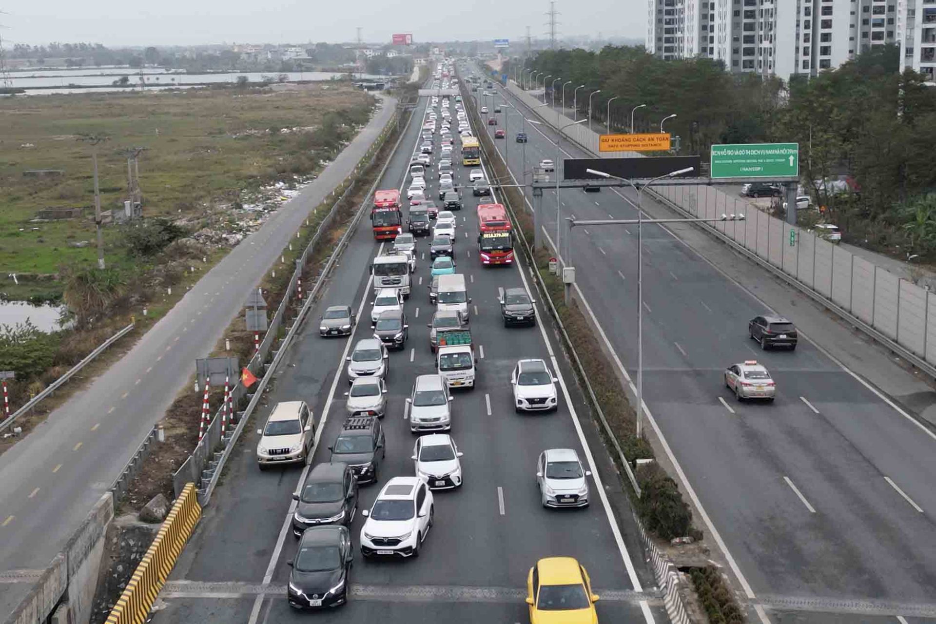 Rất đ&ocirc;ng người từ c&aacute;c tỉnh, th&agrave;nh phố đổ về Thủ đ&ocirc; d&ugrave; c&ograve;n một ng&agrave;y nữa mới kết th&uacute;c kỳ nghỉ Tết Nguy&ecirc;n đ&aacute;n 2025.