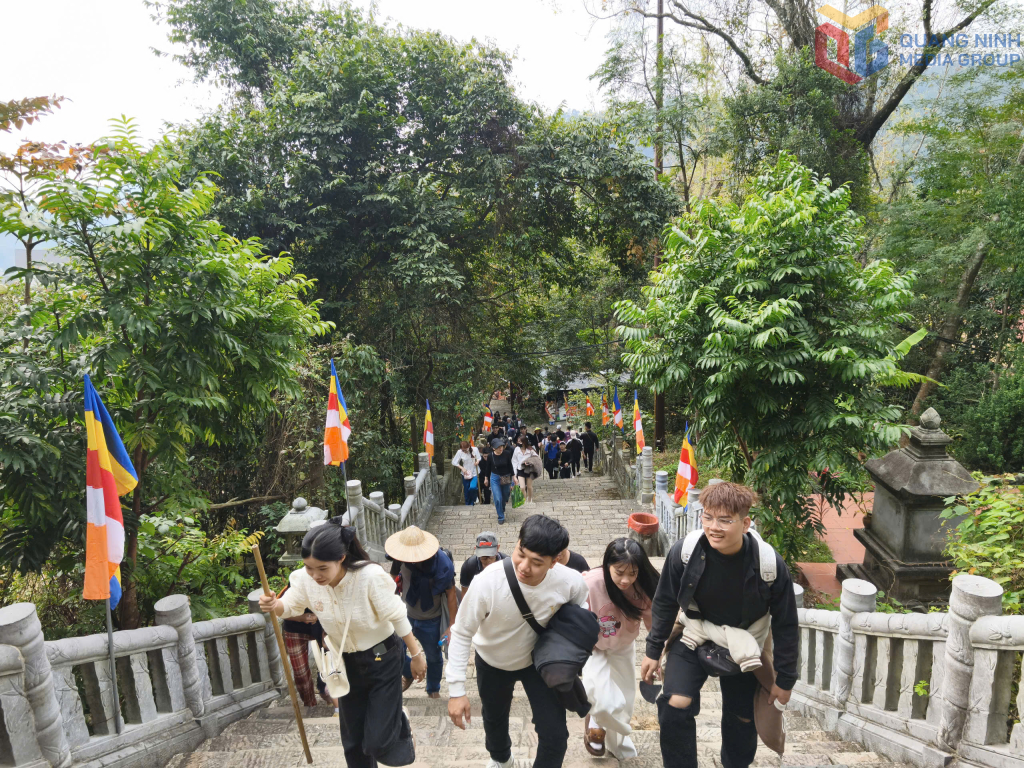 Du khách và phật tử hành hương về Yên Tử trong mùa lễ hội xuân Du khách và phật tử hành hương về Yên Tử trong mùa lễ hội xuân