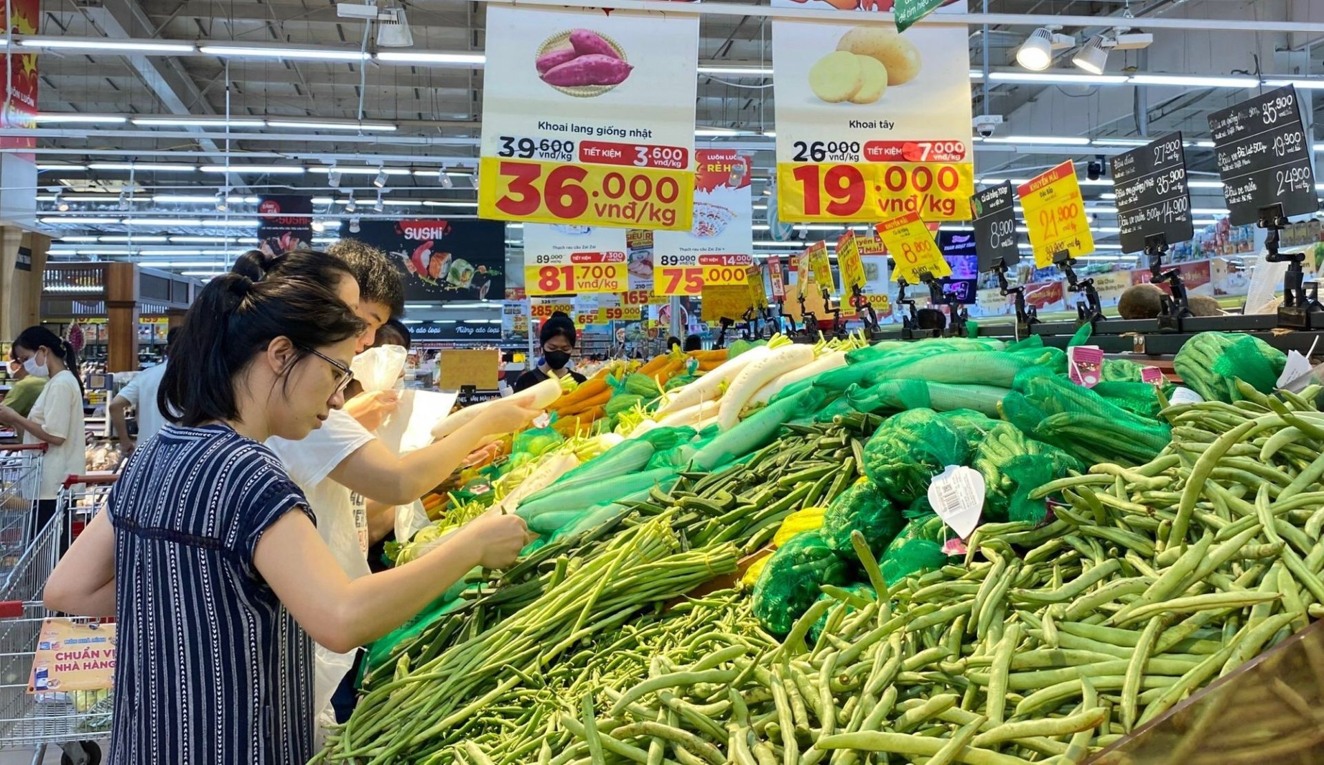 Sau 3 ng&agrave;y nghỉ Tết, thị trường ng&agrave;y m&ugrave;ng 4 B&iacute;nh Ngọ 2026 bắt đầu s&ocirc;i động trở lại. H&agrave;ng h&oacute;a phong ph&uacute;, gi&aacute; cơ bản ổn định, kh&ocirc;ng xảy ra thiếu h&agrave;ng hay biến động bất thường.