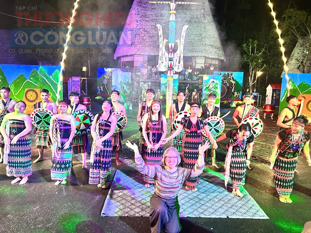 Du khách hòa mình vào lễ hội. Du khách hòa mình vào lễ hội.