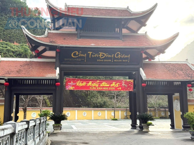 Cổng Trời Đông Giang, một sản phẩm mới của thương hiệu du lịch Đà Nẵng . Cổng Trời Đông Giang, một sản phẩm mới của thương hiệu du lịch Đà Nẵng .