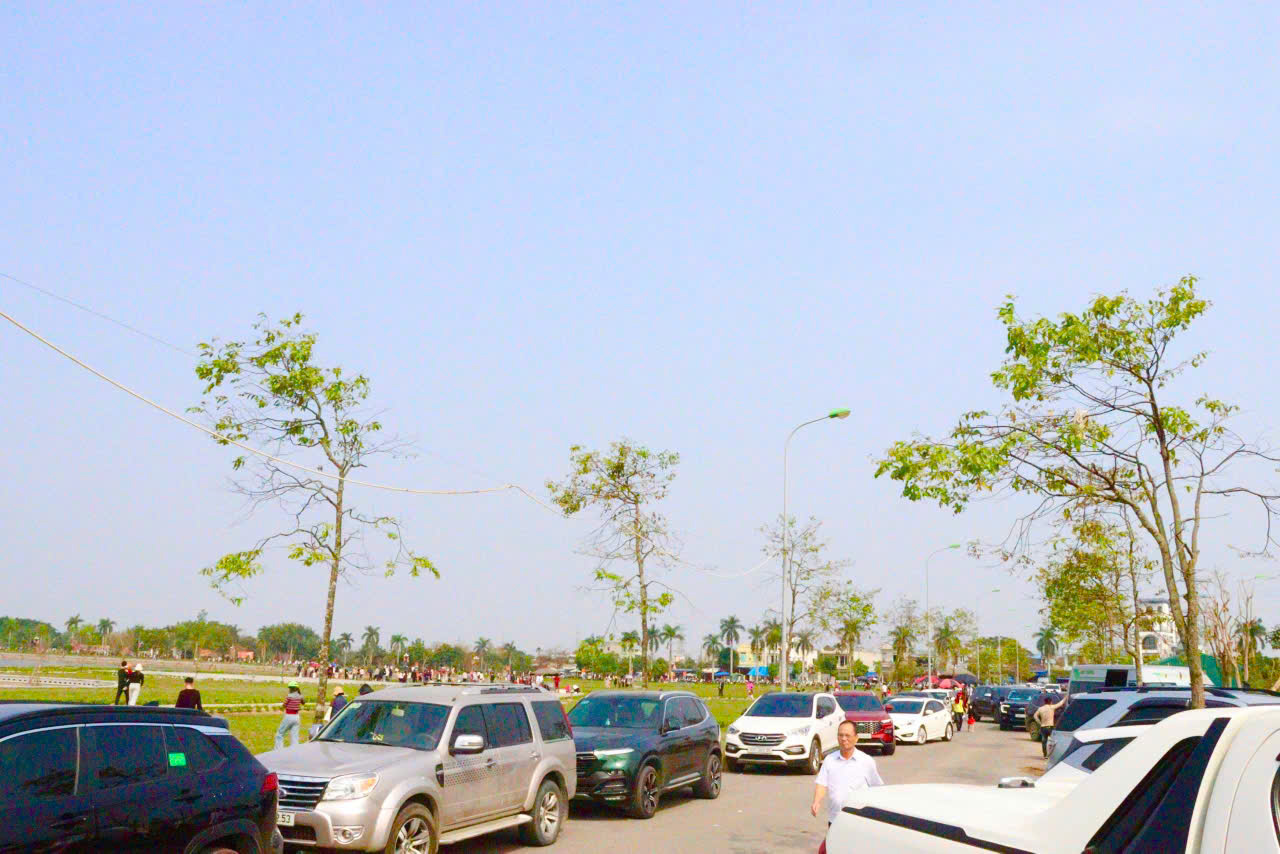 Du kh&aacute;ch khắp nơi n&ocirc; nức về Đền Trần cầu may.