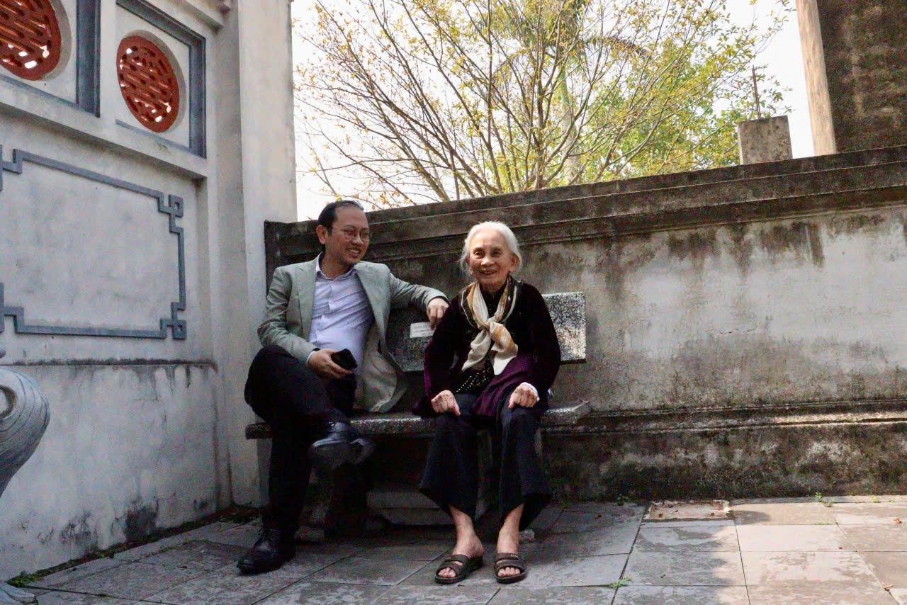 Cụ b&agrave; năm nay 90 h&agrave;ng năm vẫn c&ugrave;ng con ch&aacute;u về với đền Trần.