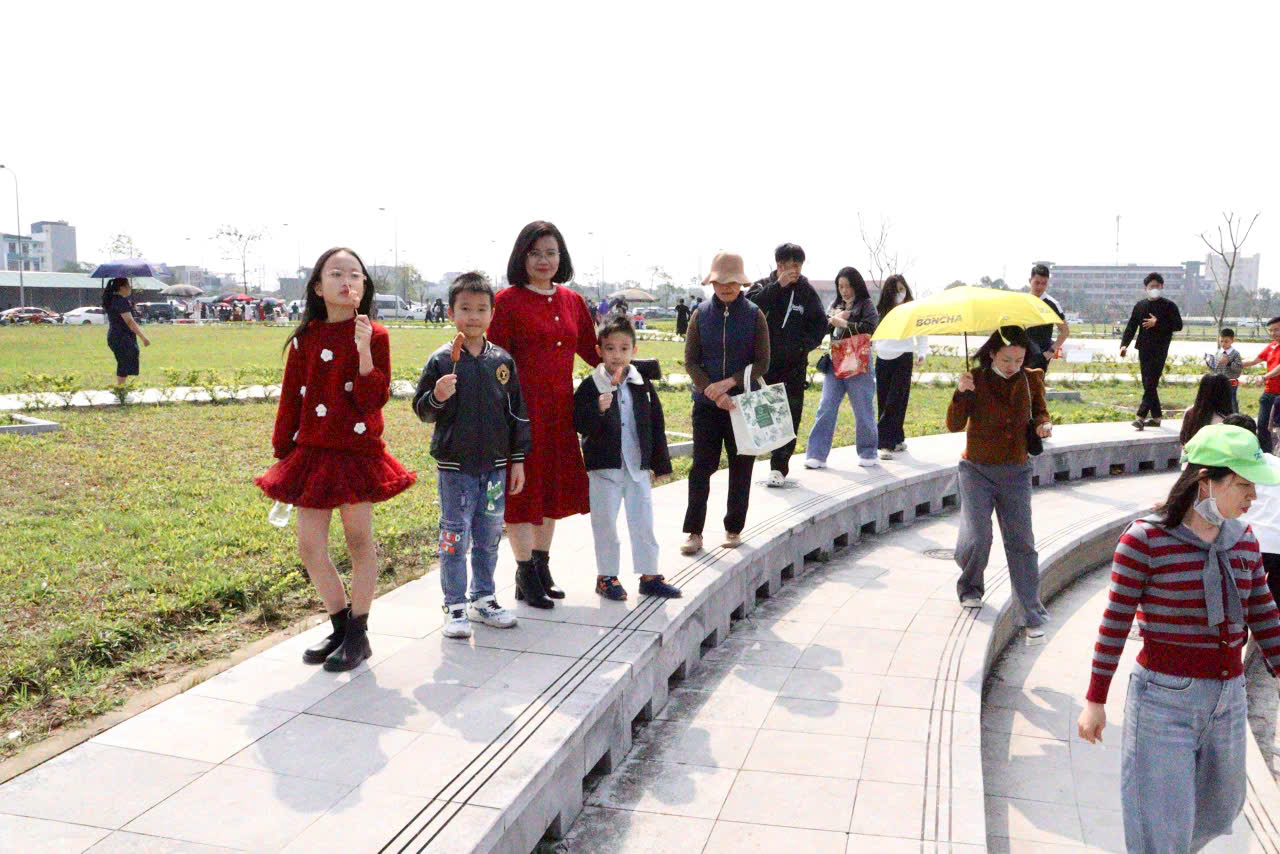 Theo ghi nhận, lượng người đổ về Đền Trần năm nay tăng cao ngay từ m&ugrave;ng 2, m&ugrave;ng 4 Tết.