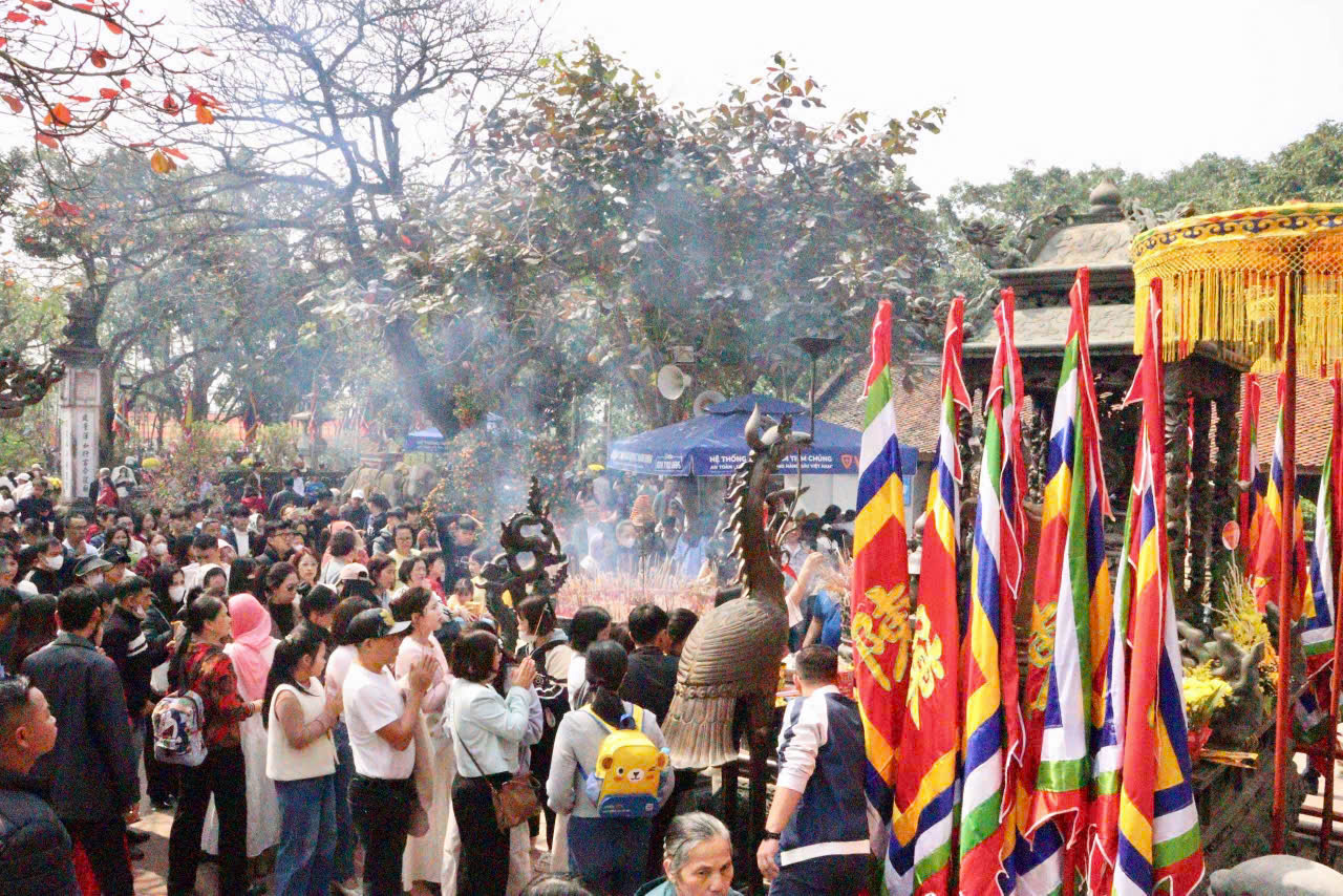 Trong t&acirc;m thức người Việt, Đền Trần kh&ocirc;ng chỉ l&agrave; di t&iacute;ch lịch sử m&agrave; c&ograve;n l&agrave; kh&ocirc;ng gian t&acirc;m linh hội tụ kh&iacute; thi&ecirc;ng s&ocirc;ng n&uacute;i, nơi gửi gắm ước nguyện về c&ocirc;ng danh, sự nghiệp, sức khỏe v&agrave; hạnh ph&uacute;c.