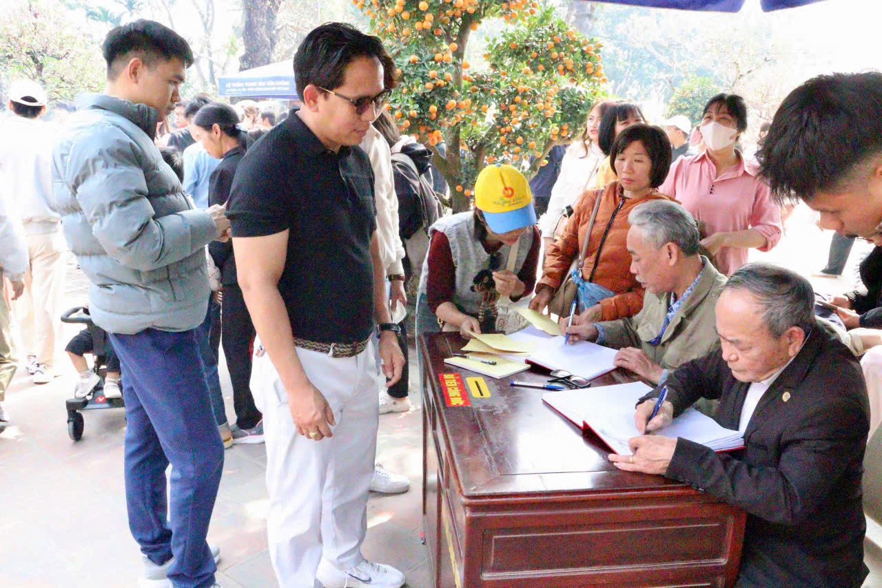 Nhiều bạn trẻ đến cầu t&agrave;i