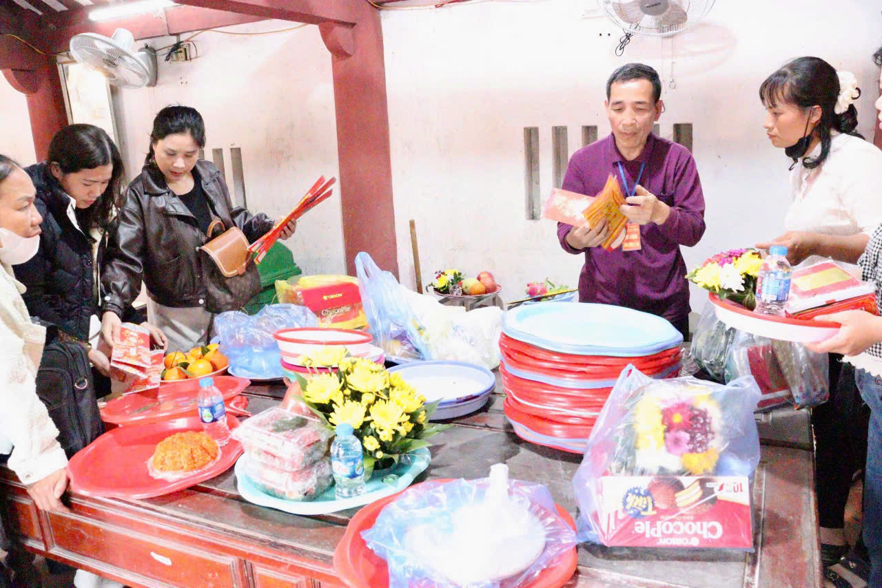 Lễ vật được du kh&aacute;ch bầy biện rất tru đ&aacute;o.
