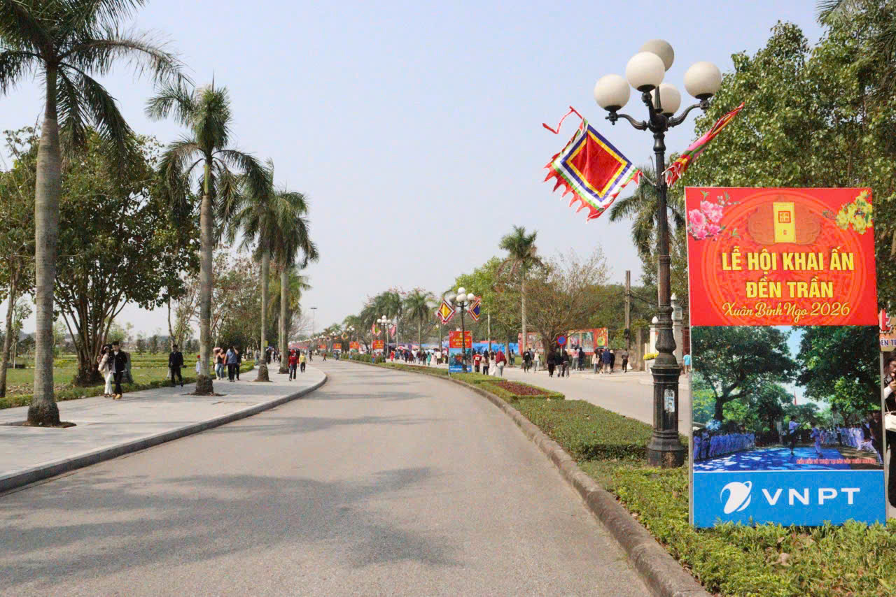 D&ugrave; chưa đến ng&agrave;y khai ấn, kh&ocirc;ng kh&iacute; linh thi&ecirc;ng đ&atilde; hiện hữu trong từng bước ch&acirc;n h&agrave;nh hương.