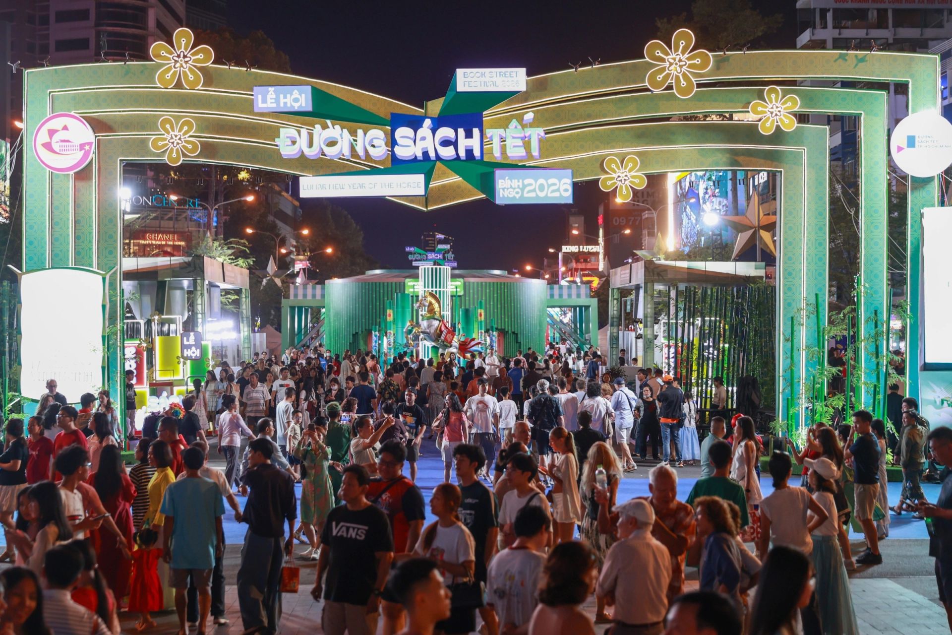 TP. HCM: Đường sách Tết Bính Ngọ 2026 thu gần 5 tỷ đồng, hút gần 1 triệu lượt khách sau 5 ngày