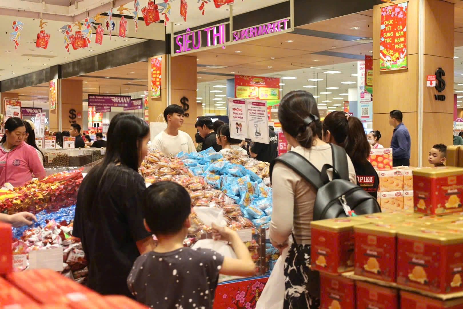 Người d&acirc;n vui chơi, mua sắm tại Trung t&acirc;m thương mại AEON Mall H&agrave; Đ&ocirc;ng. Ảnh: T.H