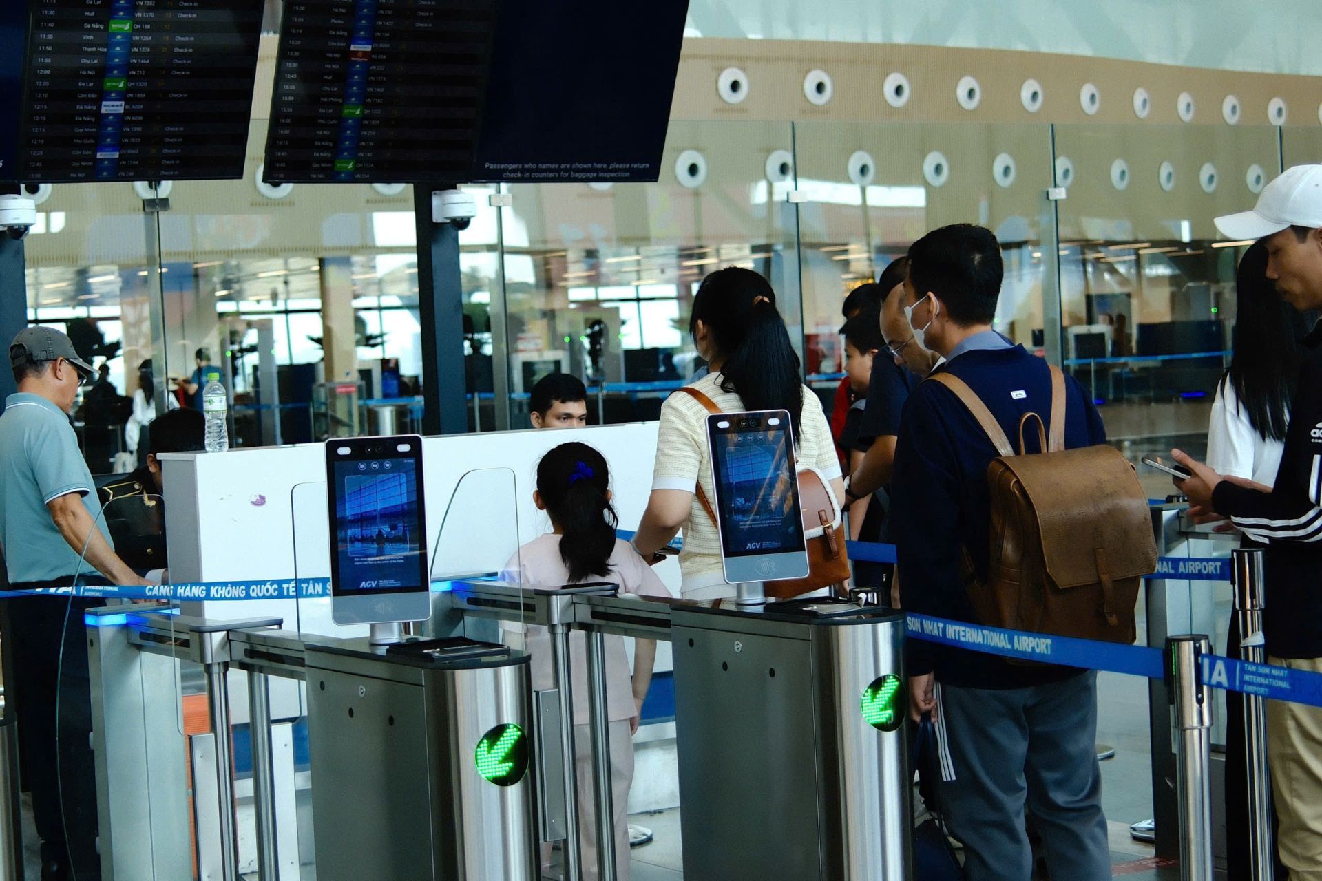 Sân bay Tân Sơn Nhất tiếp tục chật kín, gần 170.000 lượt đi lại ngày mùng 5 Tết