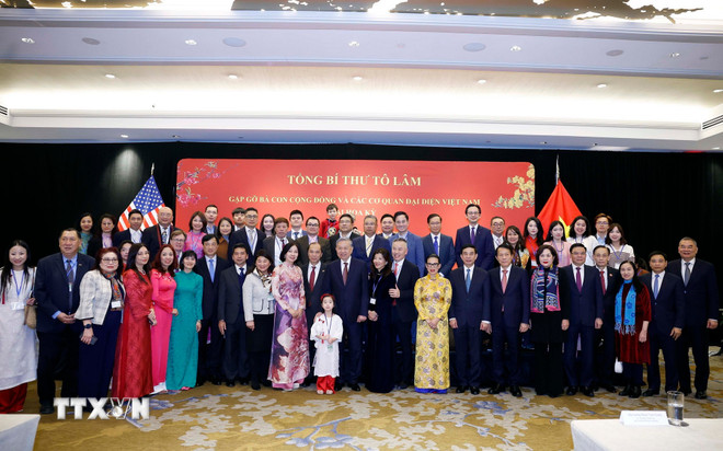 Tổng B&iacute; thư T&ocirc; L&acirc;m với b&agrave; con cộng đồng người Việt Nam tại Hoa Kỳ. (Ảnh: Thống Nhất/TTXVN)