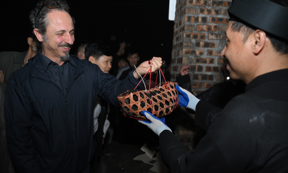 Kh&aacute;ch quốc tế h&agrave;o hứng với trải nghiệm mua g&agrave; đen tại chợ &acirc;m dương l&agrave;ng &Oacute;.