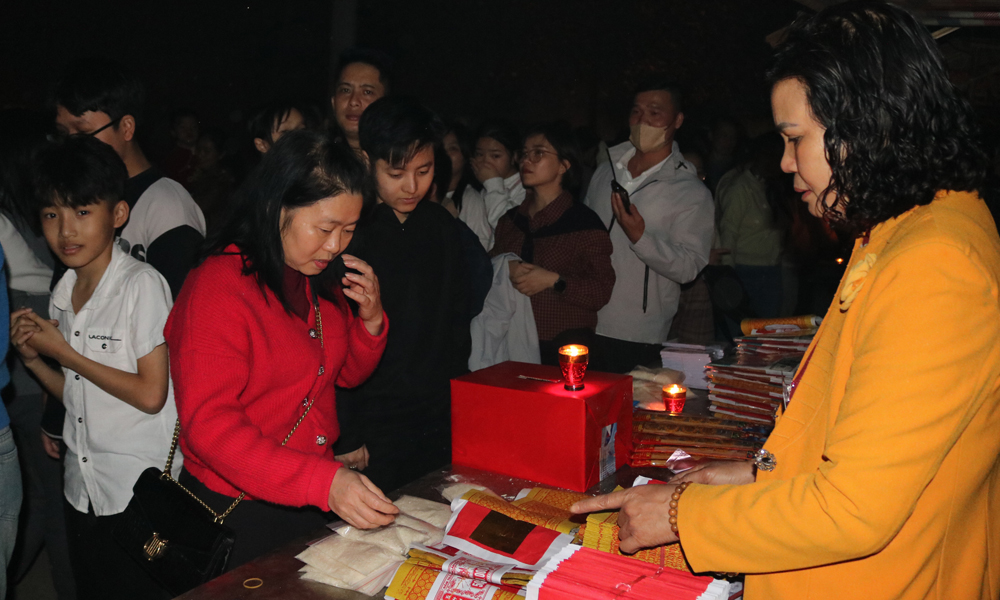 Ở chợ &acirc;m dương l&agrave;ng &Oacute;, người mua kh&ocirc;ng mặc cả, người b&aacute;n kh&ocirc;ng ra gi&aacute;.