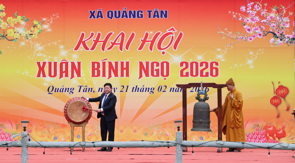 Ông Đào Biên Thùy, Bí thư Đảng ủy, Chủ tịch HĐND xã và Đại đức Thích Khai Bản thực hiện nghi lễ thỉnh chuông, gióng trống khai hội Ông Đào Biên Thùy, Bí thư Đảng ủy, Chủ tịch HĐND xã và Đại đức Thích Khai Bản thực hiện nghi lễ thỉnh chuông, gióng trống khai hội