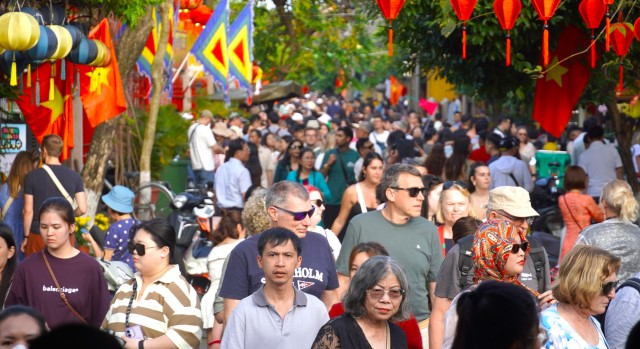 Phố cổ Hội An tấp nập khách du xuân trong ngày đầu năm. Phố cổ Hội An tấp nập khách du xuân trong ngày đầu năm.