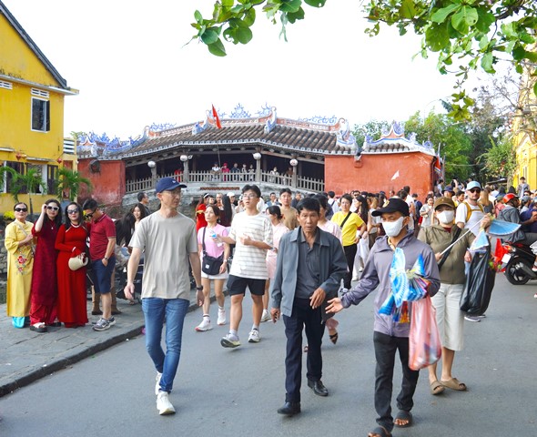 Khu vực Chùa Cầu thường xuyên trong tình trạng chật kín. Khu vực Chùa Cầu thường xuyên trong tình trạng chật kín.