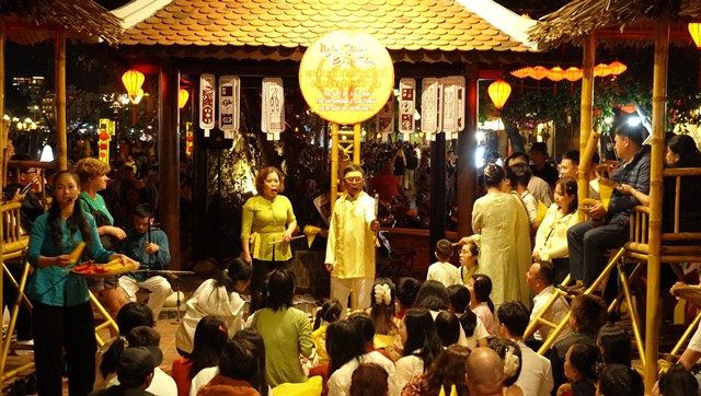 Hoạt động hô hát Bài Chòi diễn ra tại khu vực trung tâm phố cổ Hội An, thu hút đông đảo du khách tham gia. Hoạt động hô hát Bài Chòi diễn ra tại khu vực trung tâm phố cổ Hội An, thu hút đông đảo du khách tham gia.