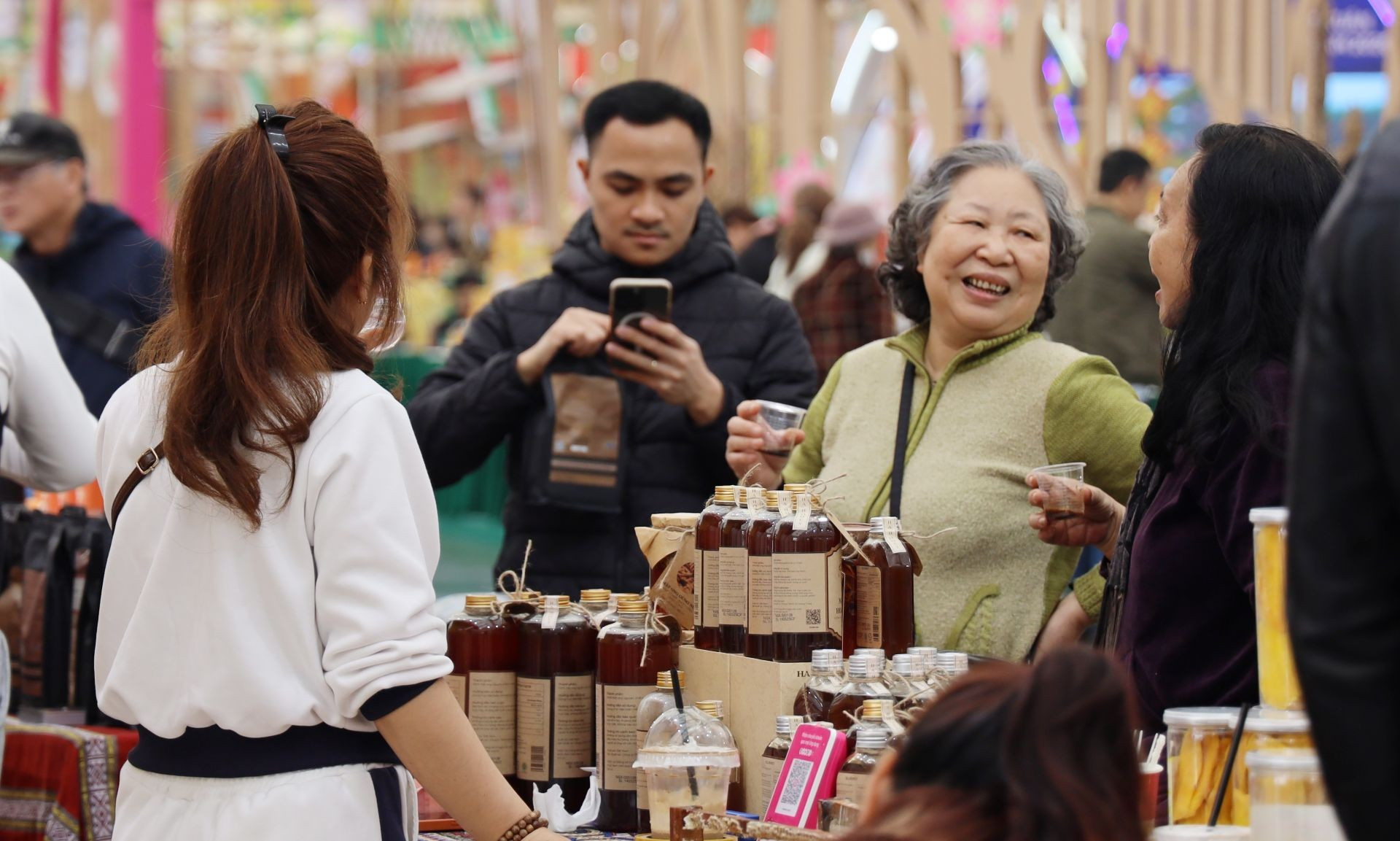 Thị trường Tết kh&ocirc;ng chỉ phản &aacute;nh sức mua, m&agrave; c&ograve;n cho thấy khả năng th&iacute;ch ứng của văn h&oacute;a truyền thống.