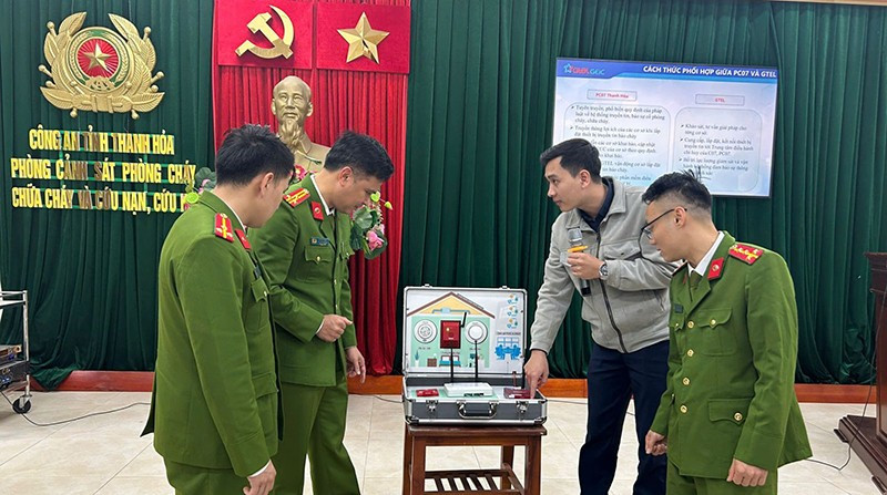 Đại diện doanh nghiệp trao đổi về thiết bị truyền tin b&aacute;o ch&aacute;y.