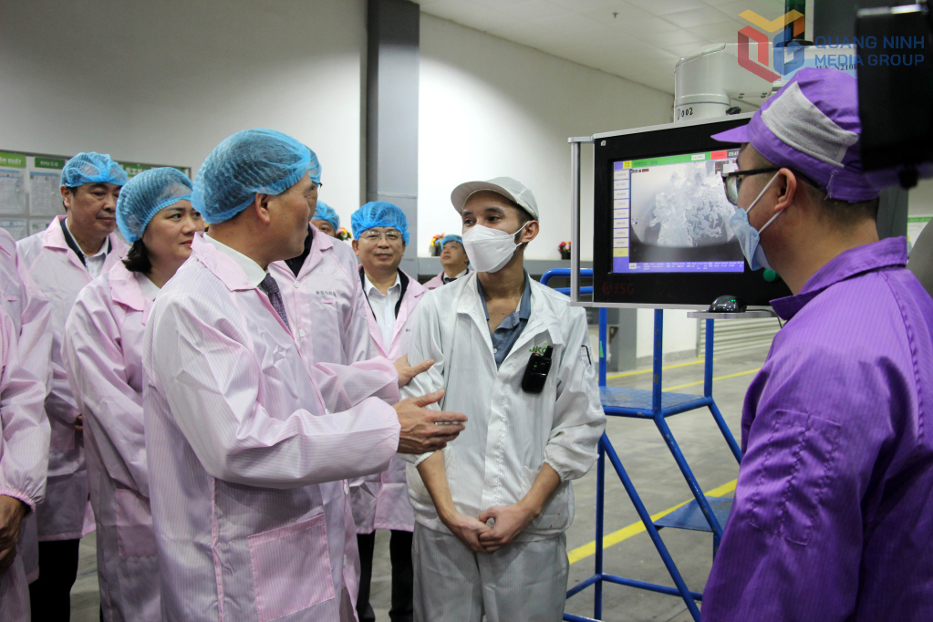 Chủ tịch UBND tỉnh Quảng Ninh thăm hỏi, động vi&ecirc;n c&ocirc;ng nh&acirc;n Nh&agrave; m&aacute;y Jinko Solar l&agrave;m việc xuy&ecirc;n Tết