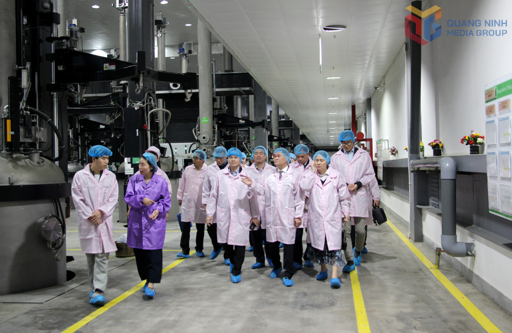 &Ocirc;ng B&ugrave;i Văn Khắng, Ph&oacute; B&iacute; thư Tỉnh ủy, Chủ tịch UBND tỉnh Quảng Ninh c&ugrave;ng c&aacute;c sở, ng&agrave;nh nắm t&igrave;nh h&igrave;nh sản xuất xuy&ecirc;n Tết của Nh&agrave; m&aacute;y Jinko Solar