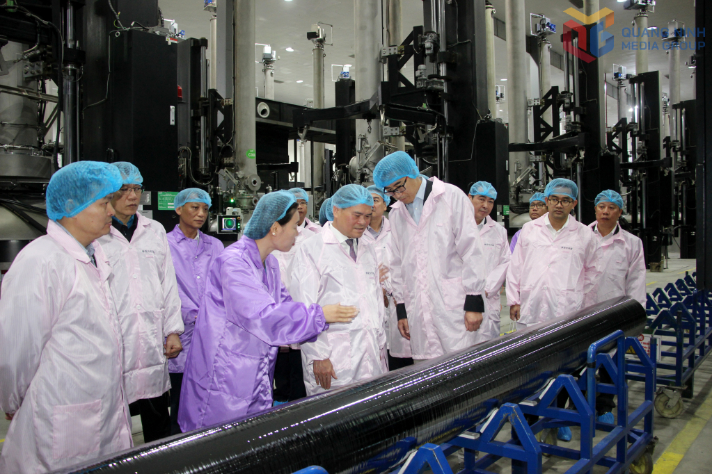 Chủ tịch UBND tỉnh Quảng Ninh nghe doanh nghiệp giới thiệu về sản phẩm vừa được sản xuất trong Tết