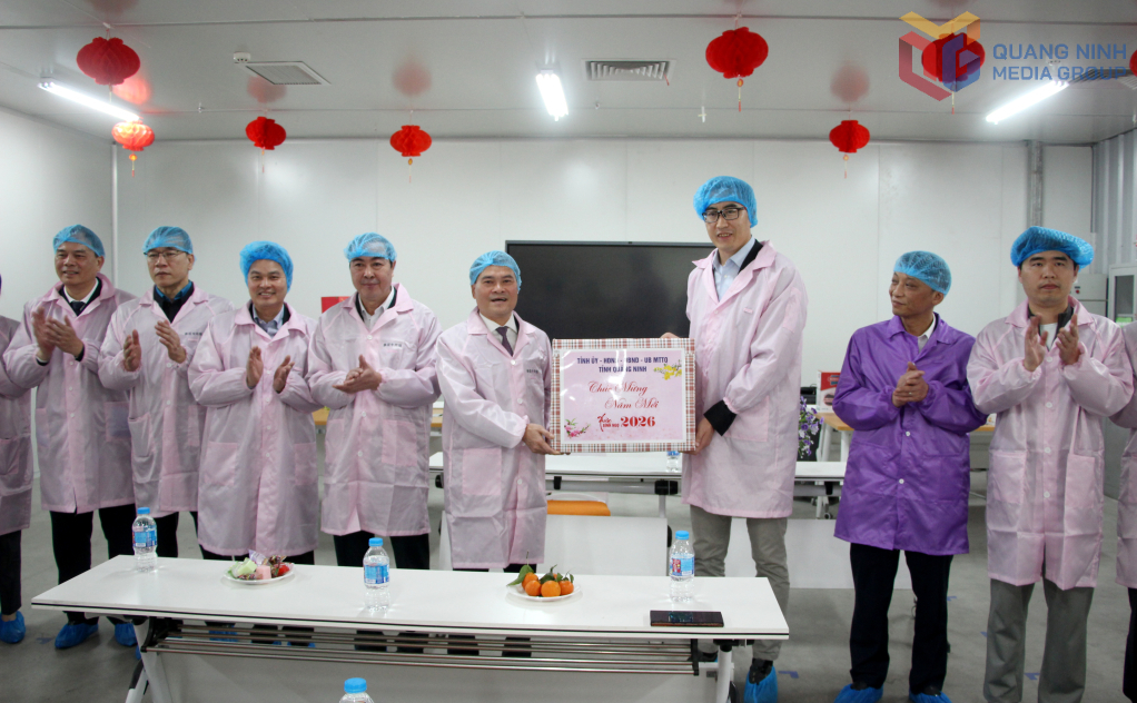 Chủ tịch UBND tỉnh Quảng Ninh Bùi Văn Khắng thăm, động viên công nhân Nhà máy Jinko Solar làm việc xuyên Tết