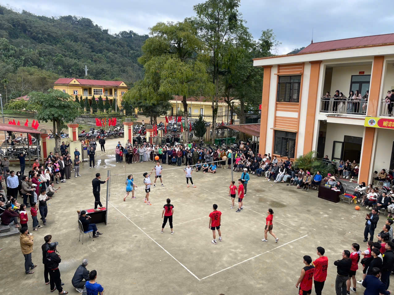 Trận thi đấu b&oacute;ng chuyền hơi nam &ndash; nữ diễn ra s&ocirc;i nổi, thu h&uacute;t đ&ocirc;ng đảo người d&acirc;n đến cổ vũ.