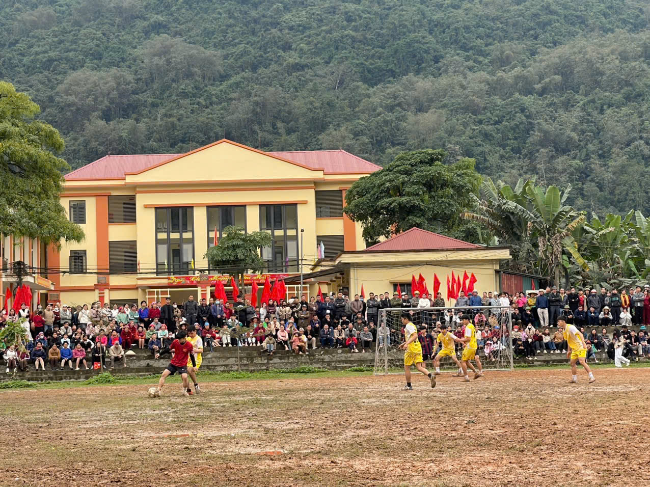 Kh&ocirc;ng kh&iacute; h&agrave;o hứng tr&ecirc;n s&acirc;n b&oacute;ng đ&aacute; với sự theo d&otilde;i nhiệt t&igrave;nh của kh&aacute;n giả, tạo n&ecirc;n ng&agrave;y hội thể thao cộng đồng rộn r&agrave;ng đầu năm.