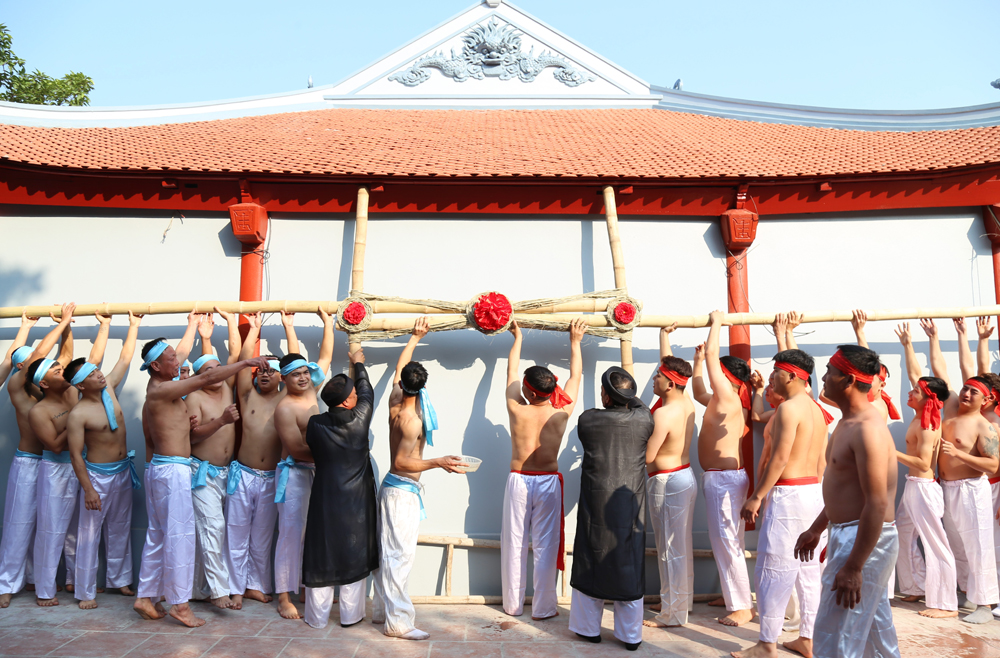 Nghi thức hạ c&acirc;y d&acirc;y trước khi thực hiện tr&ograve; chơi k&eacute;o co.