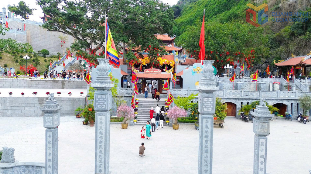 Với hạ tầng được mở rộng đồng bộ, khang trang, đền Đức &Ocirc;ng Trần Quốc Nghiễn ngo&agrave;i gi&aacute; trị t&acirc;m linh, nay c&ograve;n c&oacute; th&ecirc;m gi&aacute; trị của một điểm đến v&atilde;n cảnh hấp dẫn với rất nhiều người d&acirc;n, du kh&aacute;ch