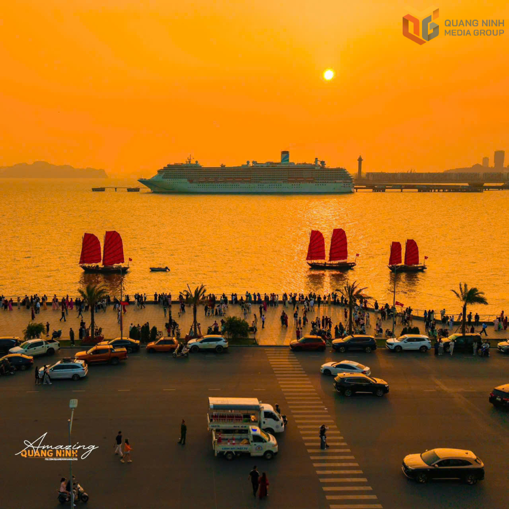 Sự xuất hiện của những chiếc si&ecirc;u du thuyền v&agrave; thuyền buồm ba v&aacute;ch đ&atilde; thu h&uacute;t đ&ocirc;ng đảo người d&acirc;n, du kh&aacute;ch đến khu vực Vinhomes Bến Đoan tham quan, check-in mỗi ng&agrave;y (Ảnh: QuangNinh Amazing)