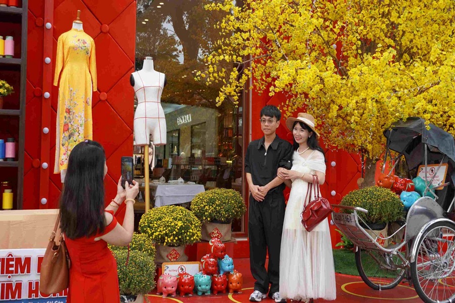 Thay vì chi tiêu nhiều cho mua sắm hoặc quà biếu mang tính hình thức, nhiều người sẵn sàng đầu tư cho các chuyến đi nhằm tích lũy trải nghiệm. Ảnh: Nguyên Phong Thay vì chi tiêu nhiều cho mua sắm hoặc quà biếu mang tính hình thức, nhiều người sẵn sàng đầu tư cho các chuyến đi nhằm tích lũy trải nghiệm. Ảnh: Nguyên Phong