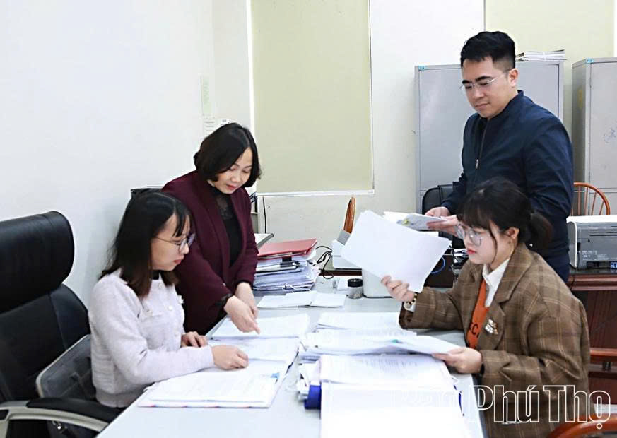 Văn ph&ograve;ng Đảng ủy x&atilde; B&igrave;nh Xuy&ecirc;n tập trung r&agrave; so&aacute;t nội dung c&aacute;c văn bản quy phạm ph&aacute;p luật.