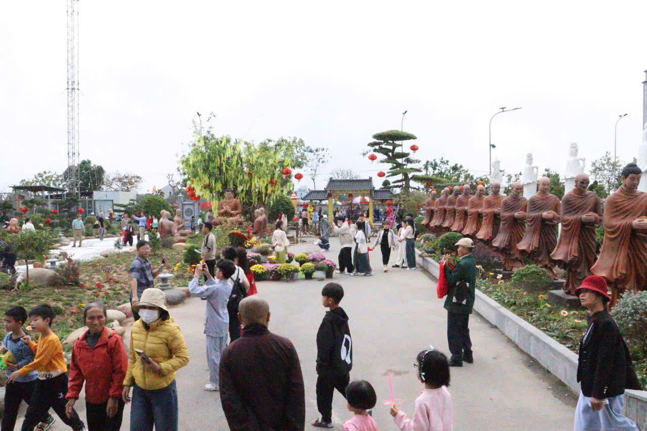 tượng Phật uy nghi giữa nền trời xuân, xung quanh là vườn hoa rực rỡ sắc màu, được chăm sóc công phu. tượng Phật uy nghi giữa nền trời xuân, xung quanh là vườn hoa rực rỡ sắc màu, được chăm sóc công phu.