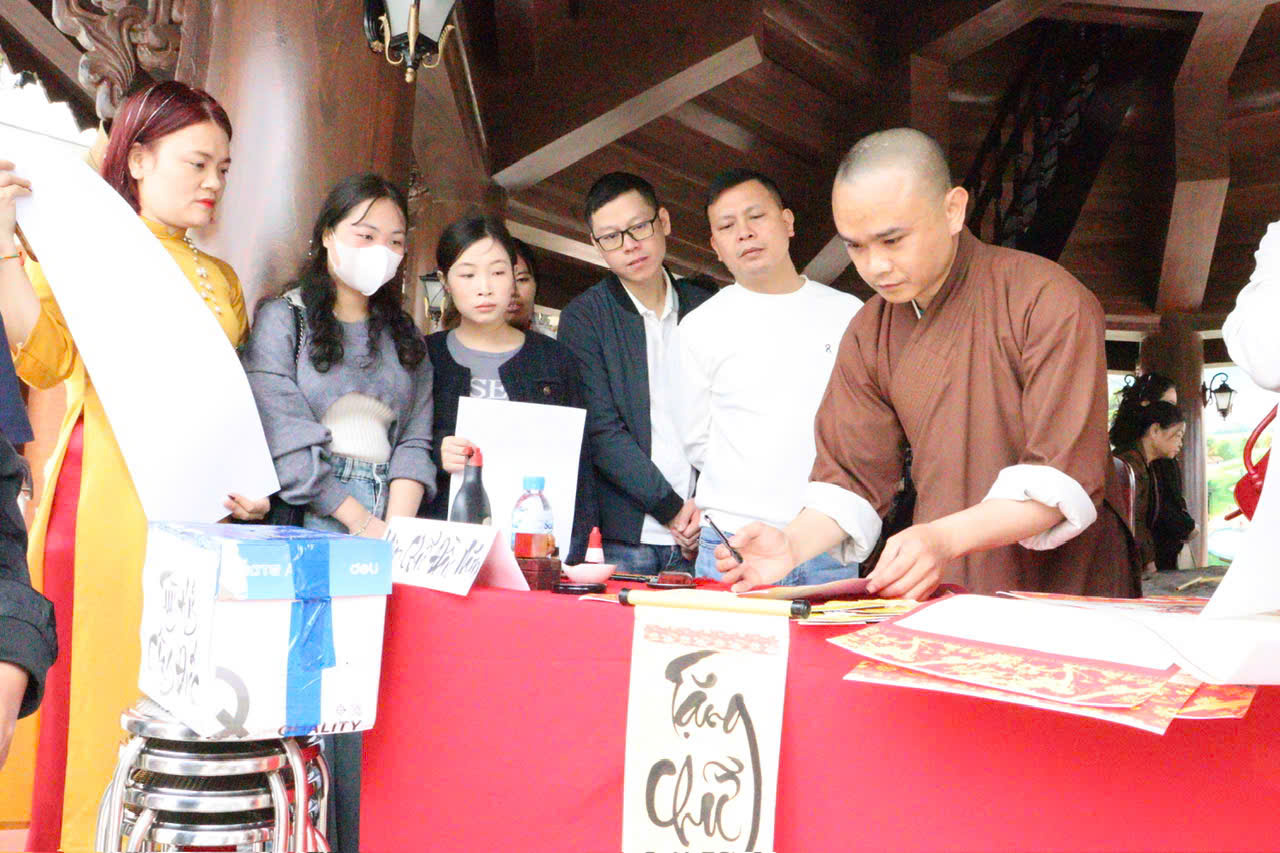Hình ảnh các thầy viết từng nét chữ “Tâm”, “Phúc”, “Lộc”, “Bình An” trên nền giấy đỏ đã thu hút đông đảo người dân, đặc biệt là các bạn trẻ. Hình ảnh các thầy viết từng nét chữ “Tâm”, “Phúc”, “Lộc”, “Bình An” trên nền giấy đỏ đã thu hút đông đảo người dân, đặc biệt là các bạn trẻ.