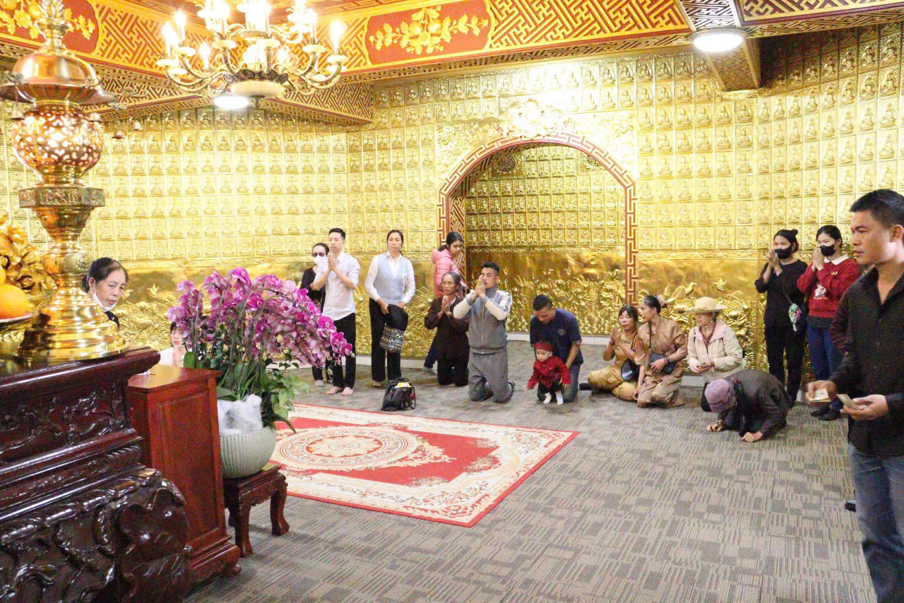 Các phật tử thành tâm khấn vái, cầu mong một năm được bình an trong cuộc sống. Các phật tử thành tâm khấn vái, cầu mong một năm được bình an trong cuộc sống.