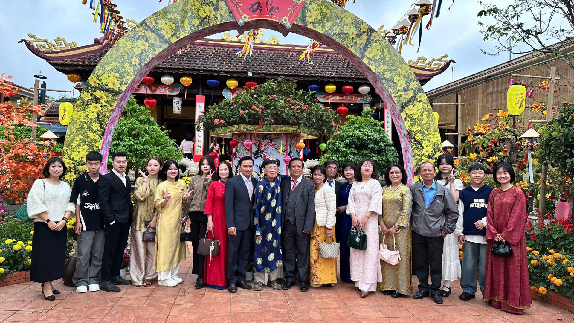 Một đại gia đ&igrave;nh đi Lễ ch&ugrave;a Ph&aacute;p Hải- Huế ng&agrave;y đầu năm mới