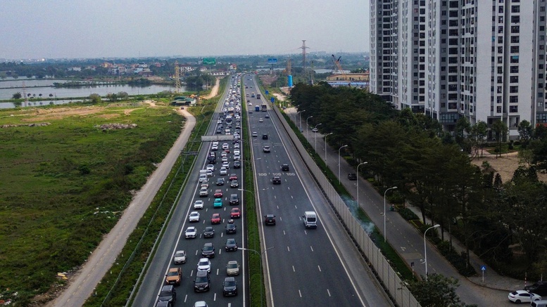 H&agrave;ng d&agrave;i &ocirc; t&ocirc; quay trở lại H&agrave; Nội chiều 21/2