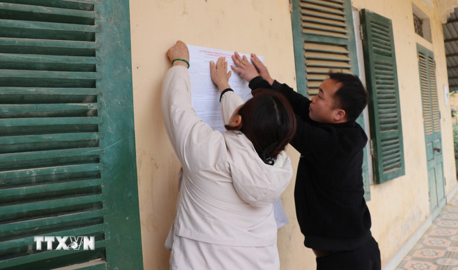 Cán bộ thôn Làng Chạp, xã Trung Sơn (Tuyên Quang) chuẩn bị công tác bầu cử tại Nhà văn hóa thôn. (Ảnh: Hoàng Hải/TTXVN) Cán bộ thôn Làng Chạp, xã Trung Sơn (Tuyên Quang) chuẩn bị công tác bầu cử tại Nhà văn hóa thôn. (Ảnh: Hoàng Hải/TTXVN)