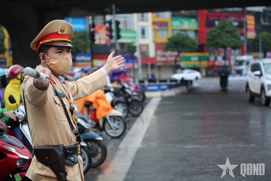 Người dân trở lại Hà Nội, cửa ngõ Thủ đô giữ nhịp thông suốt ngày cuối kỳ nghỉ Tết