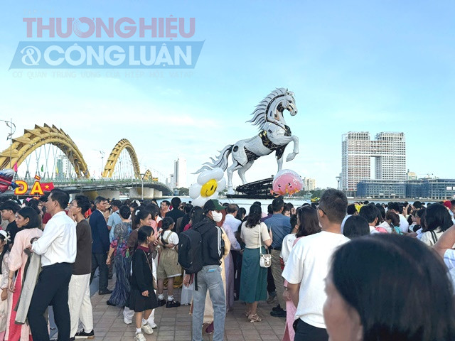 Linh vật &ldquo;Kim m&atilde; 4.0&rdquo; đặt tại khu vực s&agrave;n cảnh quan ph&iacute;a Nam (đoạn đu&ocirc;i Cầu Rồng) g&acirc;y ấn tượng với phong c&aacute;ch ngựa m&aacute;y mang th&ocirc;ng điệp về một TP.Đ&agrave; Nẵng hiện đại, s&aacute;ng tạo v&agrave; bứt ph&aacute; trong kỷ nguy&ecirc;n mới.